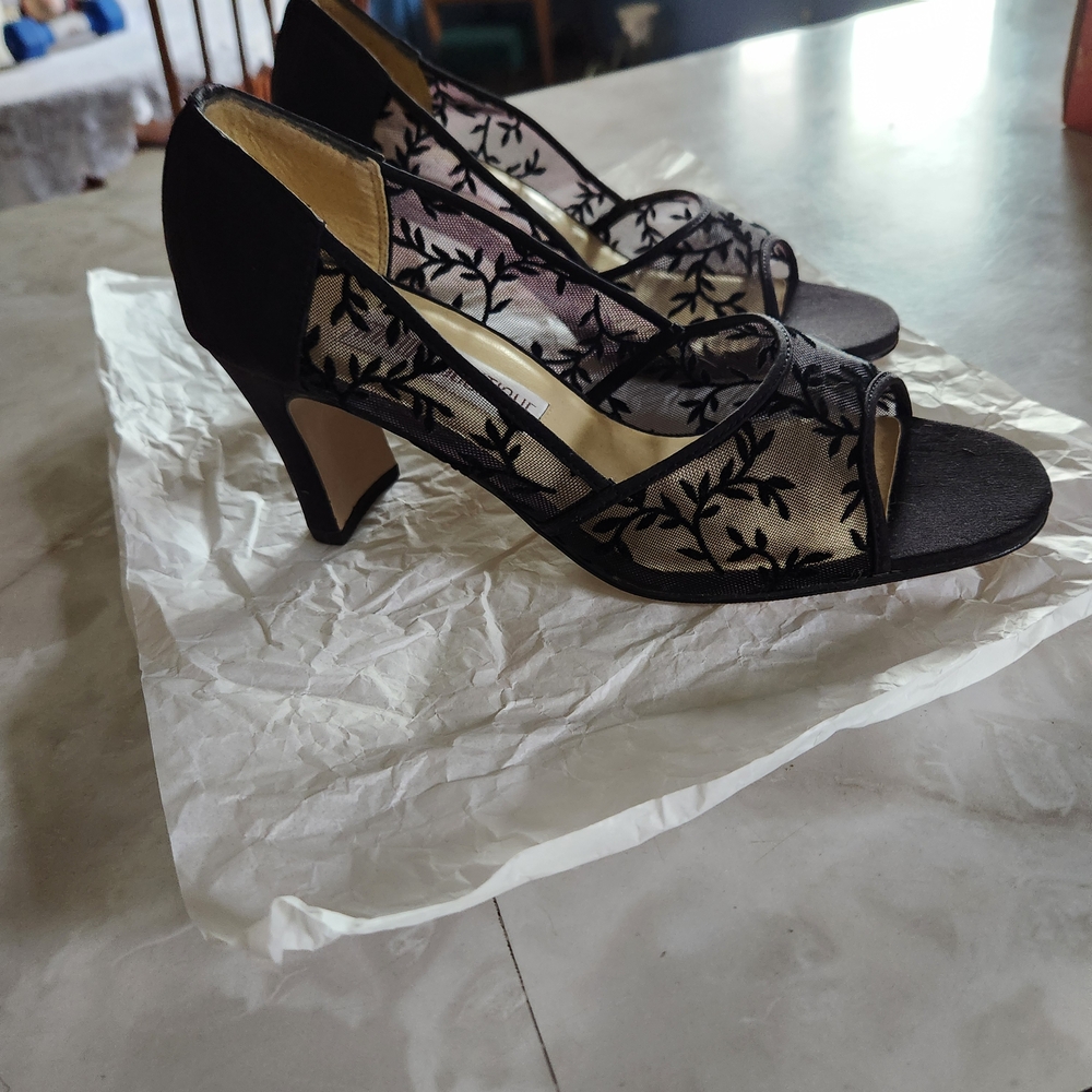 Elegant Black Floral Lace Heels